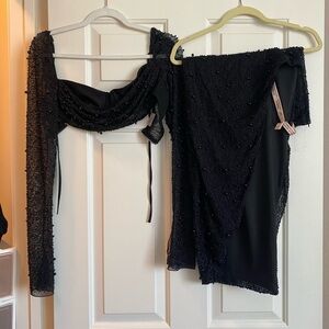 Listing is for TOP. Skirt is in another listing.